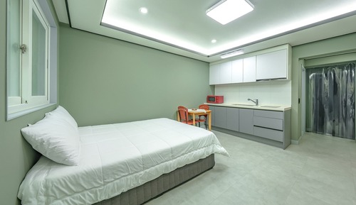 Basic Room, 1 Bedroom (White 4 (Mountain View / BBQ))