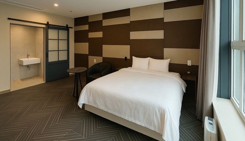 Superior Suite Double Room, Shower Grab Bars, River View