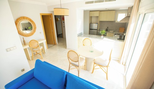 Standard Studio, Balcony