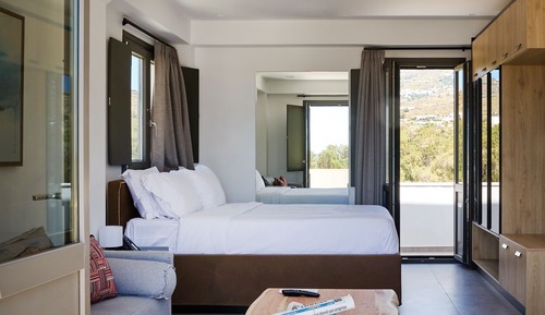 Seaside two-bedroom Maisonette with Sea View