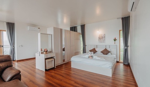 Grand Room, 2 Bedrooms, Bathtub, Mountain View