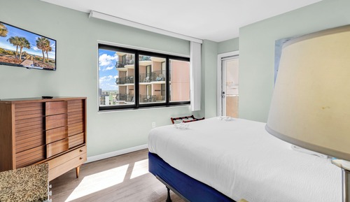 Executive Condo, 3 Bedrooms, Balcony, Beach View