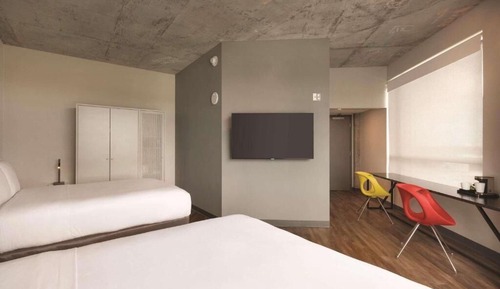 Double Room, 2 Queen Beds, Mobility Accessible, Corner