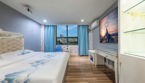 Comfort Room, City View