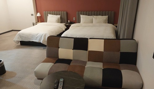 Suite, City View
