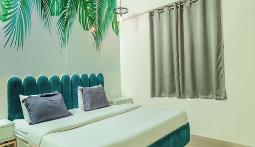 One Bedroom Apartment with King bed and Mountain View