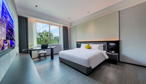 Executive Suite, Pool View