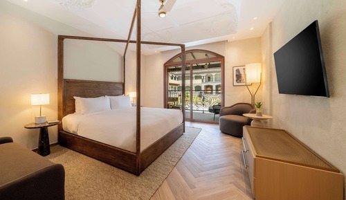 Deluxe Room, 1 King Bed, Mountain View