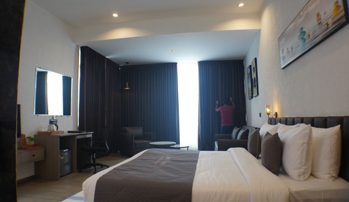 Deluxe Double Room Single Use, Hill View