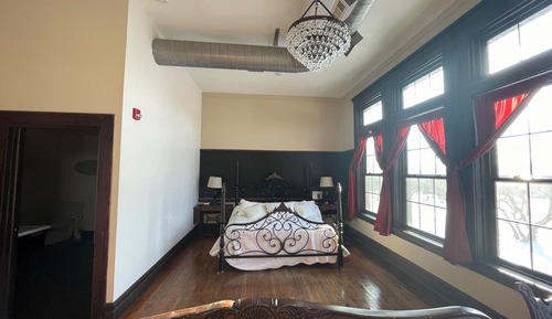 Honeymoon Suite