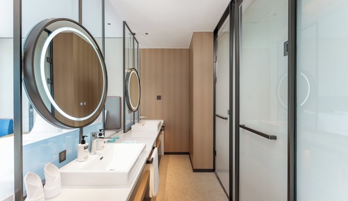1 King Standard Extra Floor Space