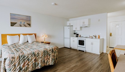 Single Room, 1 Queen Bed, Kitchenette