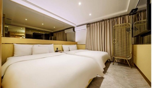 D - Luxury Suite, 2 Queen Beds, Balcony, City View