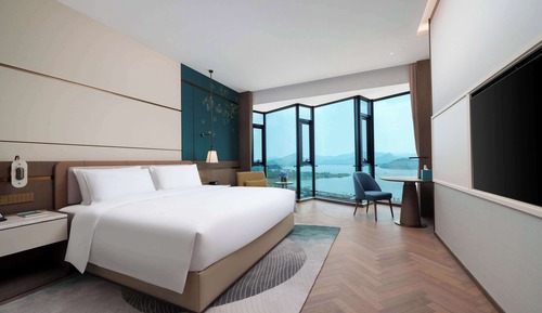 Superior Room, 1 King Bed, Lake View