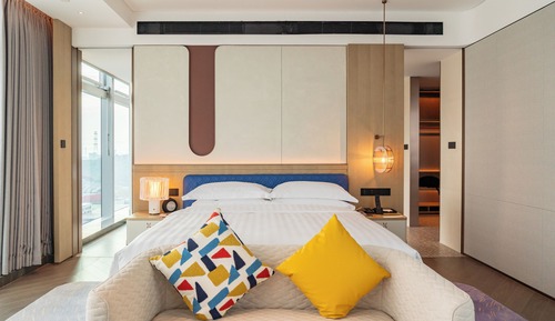Deluxe Suite, M Lounge Access, 1 King Size Bed, City View