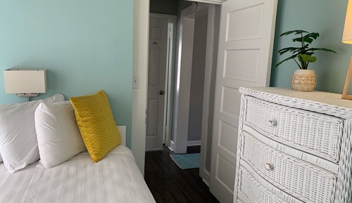 Flip Flop Cottages, 2 Bedroom, 2 Full Beds, 1 Bath with Front Porch