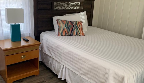 Flip Flop Cottages, 1 Bedroom, 1 Queen and 1 Twin Bed, 1 Bath with Front Porch