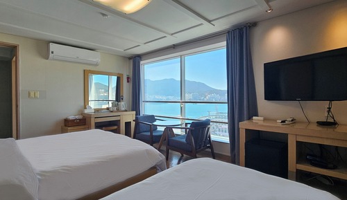 Superior B Twin, Floor-to-ceiling window Ocean Harbor View