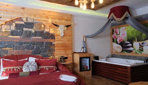 Deluxe Tree House