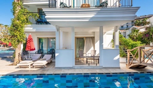 Lake House Family Room Swim Up