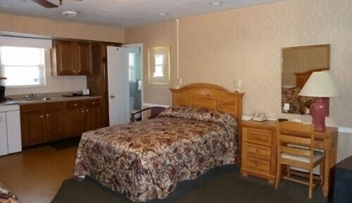 Room, 1 Double Bed and 1 Single Bed, Kitchen