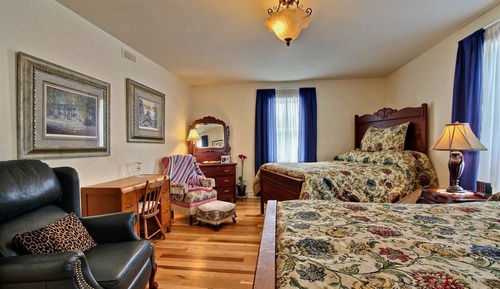 Room, 2 Twin Beds, Shared Bathroom