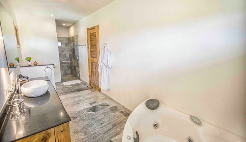 Deluxe Suite, Partial Ocean View