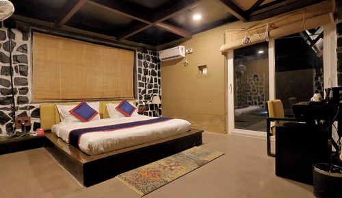 Cottage with Private Pool and Machan