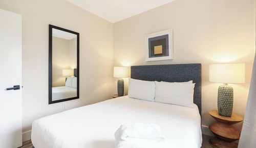 Adjacent Four Bed Four Bath - King Apartment