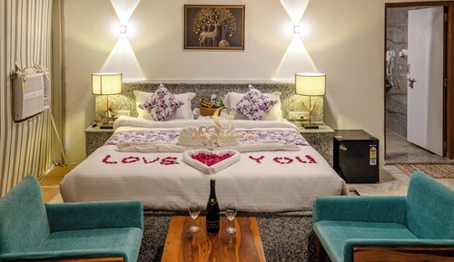 Honeymoon Suite, Desert View