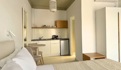 Deluxe Studio Queen with Private Balcony