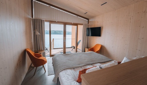 Studio Suite, Lake View