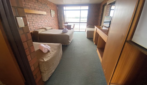 Family Motel, Ensuite