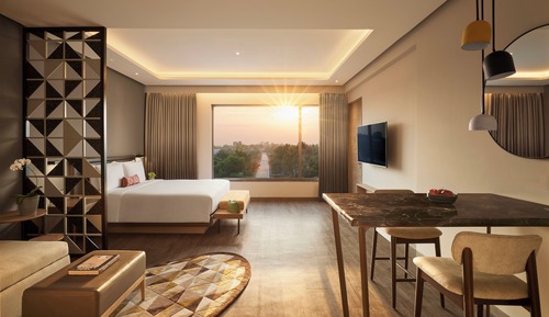 Premium Room, 1 King Bed, Pool View