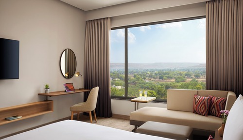 Basic Room, 1 King Bed, Pool View