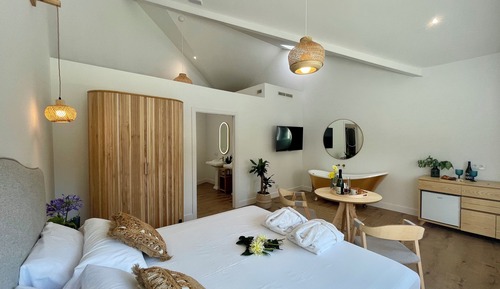 Deluxe Double Room, 1 King Bed, Bathtub, Garden View