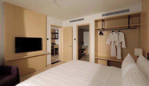 Standard Studio, 1 Queen Bed, Partial Sea View