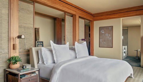 Studio Suite, 1 King Bed, Poolside