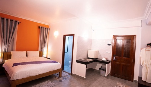 Superior Studio Suite, 1 King Bed, Balcony, City View