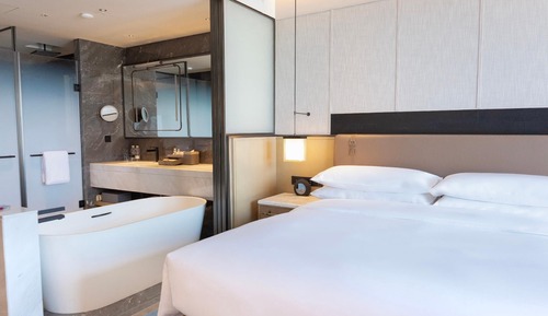 Deluxe Room, 1 King Bed, Lake View