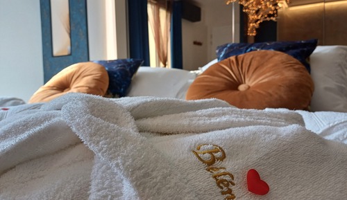 Luxury Studio Suite, 1 King Bed, Hot Tub, Garden View