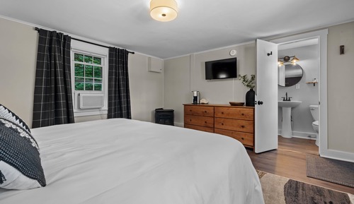 Classic Room, 1 King Bed, Non Smoking, Balcony