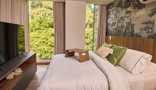 Business Studio Suite, City View