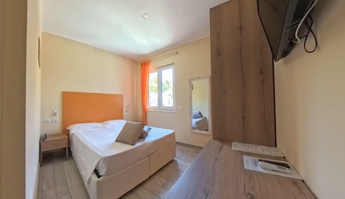 Economy Room, Park View