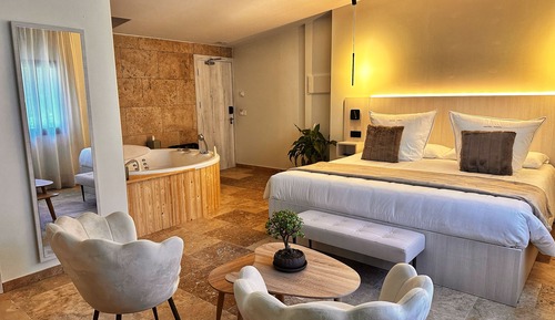 Junior suite with bathtub for individual use with access to the spa