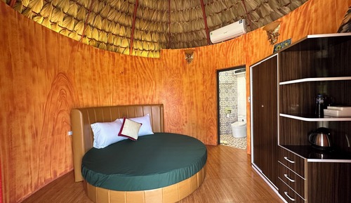 Twin Room, 1 King Bed, Courtyard Area