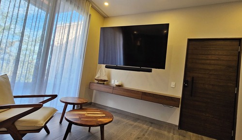 Honeymoon Suite, Lagoon View