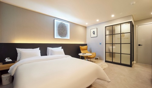 Deluxe Room, 1 Queen Bed, Private Bathroom