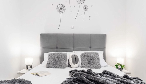 House (Two Bedroom Holiday Home with Swimmin)