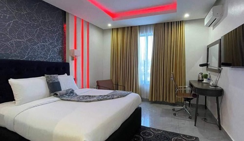 Comfort Room, City View